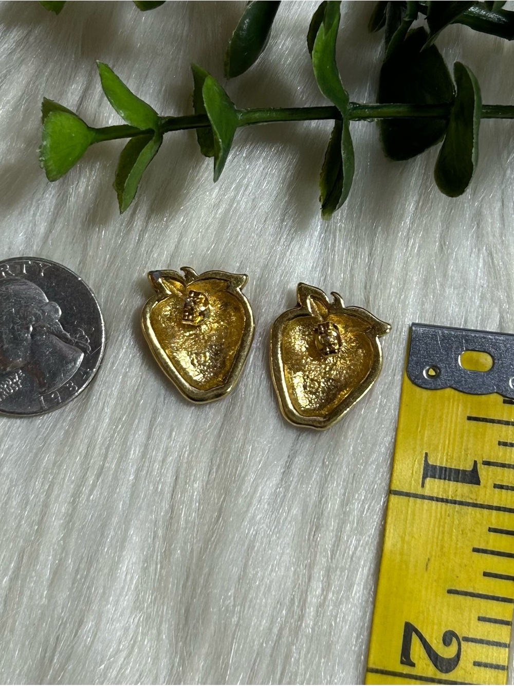 Vintage Avon Red Strawberry Enamel gold tone earrings - Picture 5 of 7